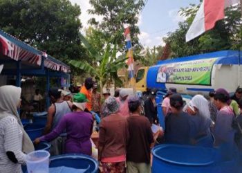 Distribusi air bersih oleh Badan Penanggulangan Bencana Daerah Pemkab Bojonegoro.