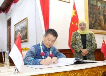 Duta Besar Republik Rakyat Tiongkok (RRT) untuk Indonesia  HE. Mr. Lu Kang bersama Gubernur Jawa Timur Khofifah Indar Parawansa.