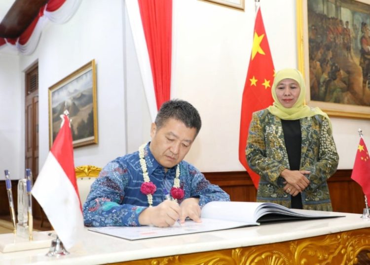 Duta Besar Republik Rakyat Tiongkok (RRT) untuk Indonesia  HE. Mr. Lu Kang bersama Gubernur Jawa Timur Khofifah Indar Parawansa.