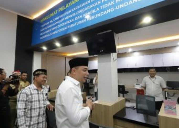 Wali Kota Surabaya Eri Cahyadi saat meninjau dan meresmikan Balai RW 03 sekaligus Gedung Pelayanan di Kelurahan Tandes, Kecamatan Tandes, Surabaya.