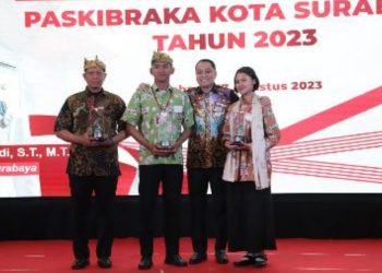 Wali Kota Surabaya Eri Cahyadi dalam penutupan Pemusatan Pendidikan dan Pelatihan (Diklat) Pasukan Pengibar Bendera (Paskibra) tahun 2023.