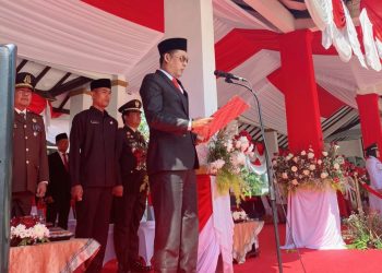 Ketua DPRD Kabupaten Bojonegoro, Abdulloh Umar saat membacakan teks Proklamasi dalam upacara peringatan HUT Republik Indonesia ke-78 Tahun 2023 di Alun-Alun Bojonegoro.
