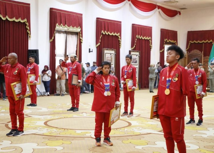 Para atlet berprestasi di ASEAN Para Games Kamboja 2023 saat mendapatkan penghargaan Jer Basuki Mawa Beya.