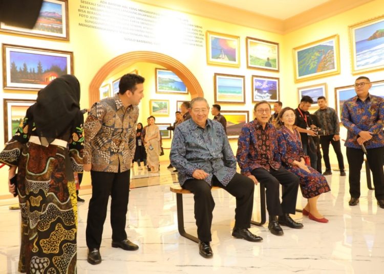 Wakil Gubernur Jawa Timur Emil Elestianto Dardak bersama presiden ke-6 Republik Indonesia Susilo Bambang Yudhoyono saat peresmian museum dan Galeri SBY-Ani di Pacitan.