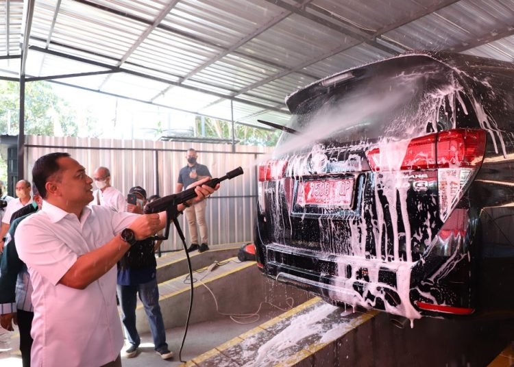 Wali Kota Surabaya Eri Cahyadi menjajal mencuci mobil di salah satu rumah padat karya yang dijadikan tempat usaha cuci kendaraan.
