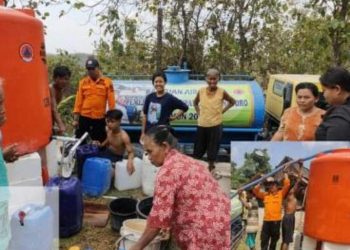 Distribusi air bersih kepada warga yang dilakukan Badan Penanggulangan Bencana Daerah Bojonegoro.