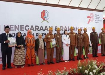 Bupati Bojonegoro Anna Mu'awanah dalam ramah tamah dengan perintis kemerdekaan, janda perintis kemerdekaan, keluarga pahlawan dan veteran Bojonegoro.