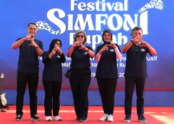 Wali Kota Eri Cahyadi (paling kiri) saat menghadiri Festival Simfoni Rupiah (Festival Sinergi Sistem Pembayaran melalui Orientasi Cinta Rupiah) Bank Indonesia di Tugu Pahlawan.