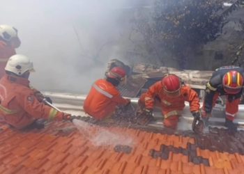 Foto ilustrasi, pemadaman kebakaran yang dilakukan oleh personel Dinas Pemadam Kebakaran dan Penyelamatan Kota Surabaya.