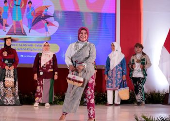 Salah satu penampilan fashion show di Surabaya Great Expo (SGE) 2023 yang digelar di Exhibition Hall Grand City Surabaya.