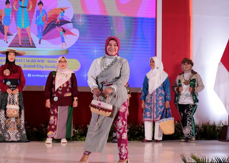 Salah satu penampilan fashion show di Surabaya Great Expo (SGE) 2023 yang digelar di Exhibition Hall Grand City Surabaya.