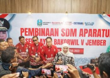 Gubernur Jatim Khofifah Indar Parawansa memberikan keterangan pada awak media massa pada acara Pembinaan SDM ASN dan non ASN  se-Wilayah Kerja Bakorwil V Jember di Kabupaten Jember.