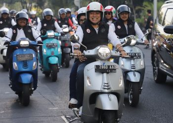 Wali Kota Surabaya Eri Cahyadi membonceng istrinya Rini Indriyani dalam kegiatan sunday morning ride bersama ratusan peserta dari komunitas vespa.