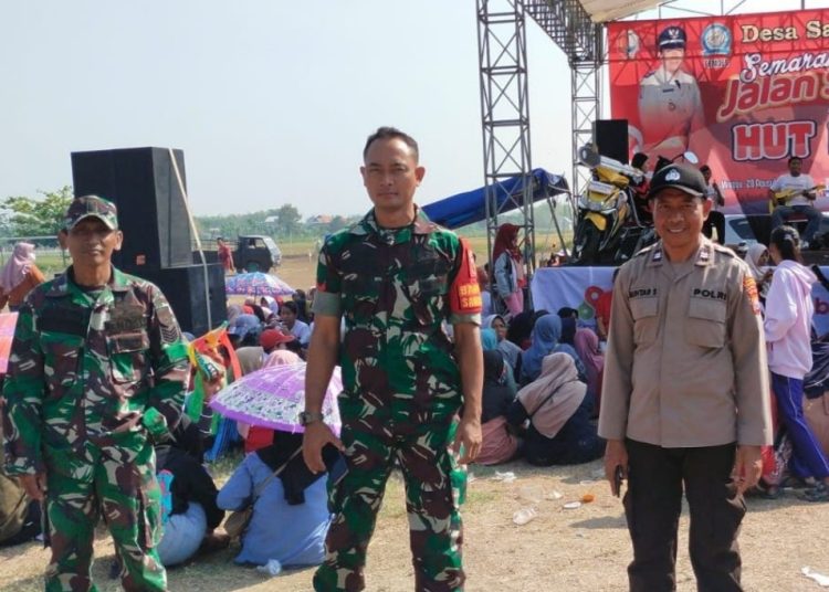 Babinsa Koramil 02/Kapas Kodim 0813 Bojonegoro dan Bhabinkamtibmas Polsek Kapas melakukan pengamanan peringatan HUT Kemerdekaan RI ke-78 di Desa Sambiroto, Kecamatan Kapas.