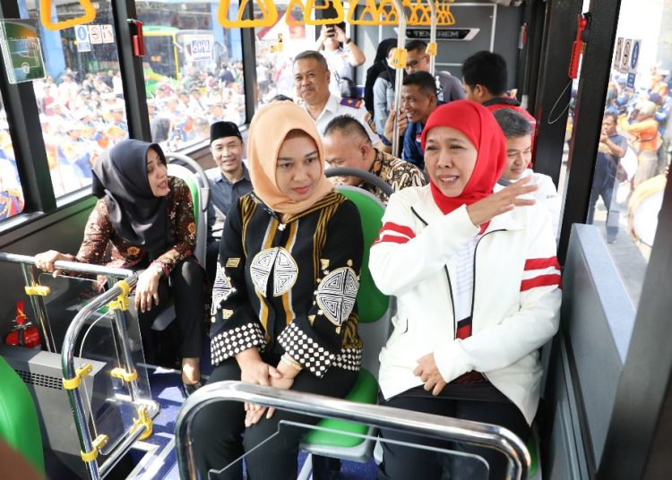 Gubernur Jatim Khofifah Indar Parawansa bersama Wali Kota Mojokerto Ika Puspitasari saat menjajal Bus Trans Jatim Koridor II "Tribhuwana Tunggadewi”.