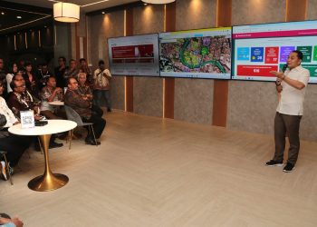 Wali Kota Surabaya Eri Cahyadi dalam salah satu momen memberikan pemaparan tentang investasi di Surabaya. Di tahun 2023 ini, dalam kurun Januari-Juni, investasi tembus Rp 19,919 triliun.