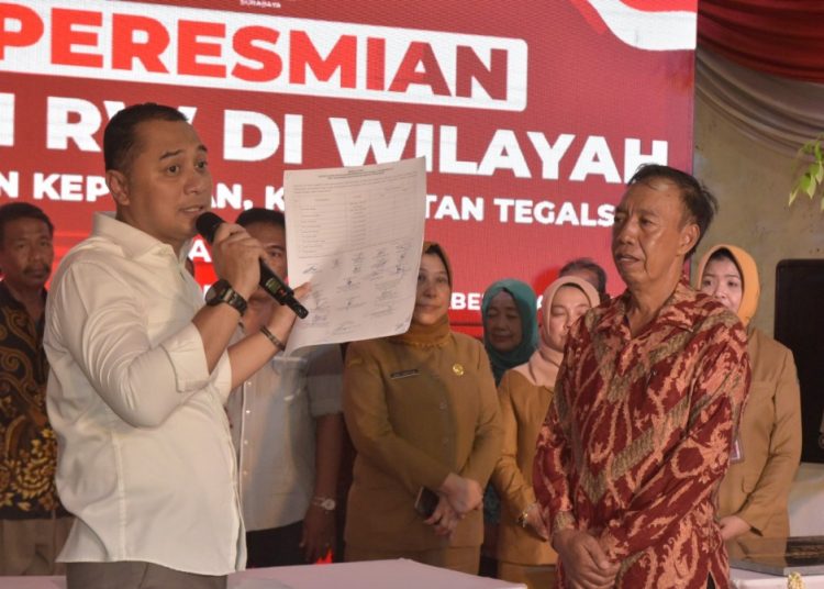 Wali Kota Surabaya Eri Cahyadi saat meresmikan Balai RW 5, Kelurahan Keputran, Kecamatan Tegalsari.