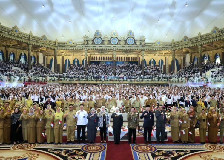 Foto bersama Gubernur Jawa Timur Khofifah Indar Parawansa dengan ribuan Pegawai Pemerintah dengan Perjanjian Kerja (PPPK) di lingkungan Pemprov Jatim.