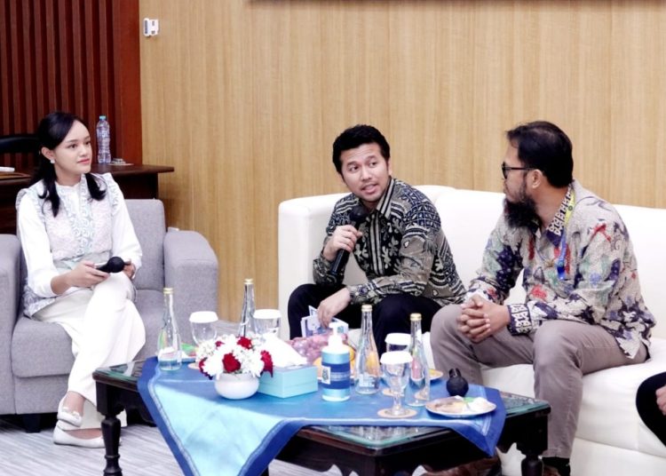Wagub Jatim Emil Elestianto Dardak pada kegiatan sharing seassion bertajuk ‘Jalan Yang Jauh, Jangan Lupa Pulang’ di kelas internasional FK Unair.