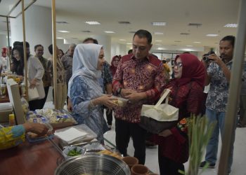 Wali Kota Surabaya Eri Cahyadi saat berada di food court yang diberi nama Theater Rasa di Airlangga Sharia & Enreoernurship Education Center (ASEEC) Tower Universitas Airlangga Surabaya.