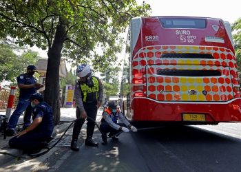 Pelaksanaan uji emisi kendaraan bermotor di frontage sisi barat Jalan Ahmad Yani, Surabaya.