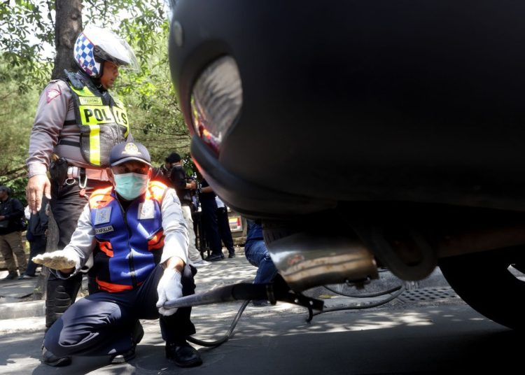 Uji emisi gas buang kendaraan bermotor yang dilakukan Dinas Perhubungan Surabaya.