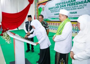 Gubernur Jawa Timur Khofifah Indar Parawansa menandatangani prasasti saat meresmikan Pembangkit Listrik Tenaga Surya atap berkapasitas 10.000 watt di Pondok Pesantren Al-Amien Prenduan, Sumenep.