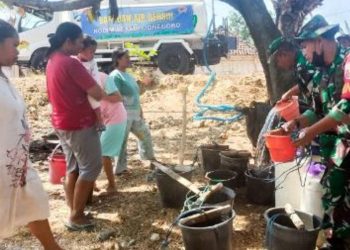 Distribusi air bersih untuk warga RT 018 RW 004 Dusun Sendangrejo, Desa Alasgung Kecamatan Sugihwaras, Bojonegoro.