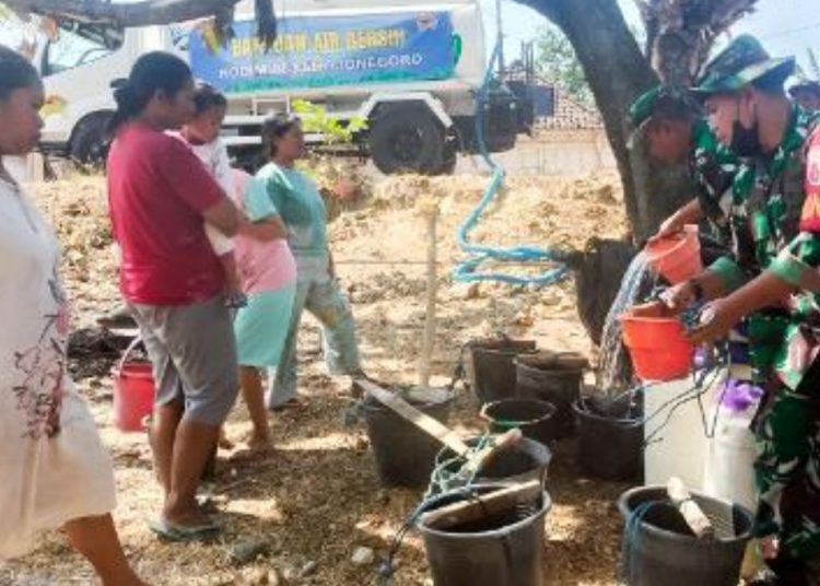 Distribusi air bersih untuk warga RT 018 RW 004 Dusun Sendangrejo, Desa Alasgung Kecamatan Sugihwaras, Bojonegoro.