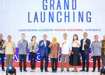 Foto bersama dalam acara peresmian Sampoerna Academy Surabaya di Grand Pakuwon.