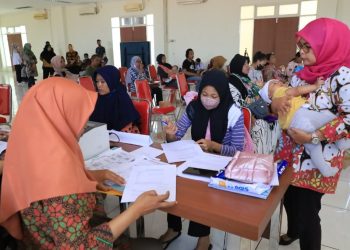 Pendampingan registrasi NIK bayi baru lahir pada aplikasi SIKS-NG di kantor Dinas Sosial Surabaya.