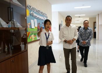 Wali Kota Surabaya Eri Cahyadi meninjau ruangan Sampoerna Academy di Jalan Grand Pakuwon, Banjar Sugihan, Kecamatan Tandes.
