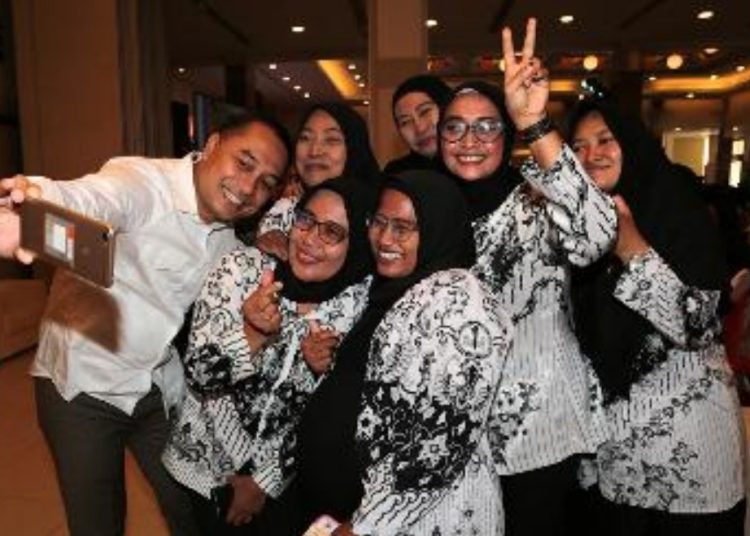 Wali Kota Surabaya Eri Cahyadi beswafoto dengan para guru di sela pemberian beasiswa S1 kepada 200 guru Pendidikan Anak Usia Dini dan TK perempuan yang bergabung di Persatuan Guru Republik Indonesia.