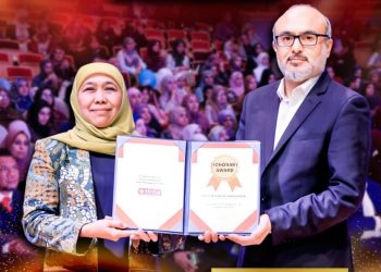 Gubernur Jawa Timur Khofifah Indar Parawansa saat menerima Honorary Award for Global Peace and Women Empowerment dari Minhaj-Ul-Quran International.