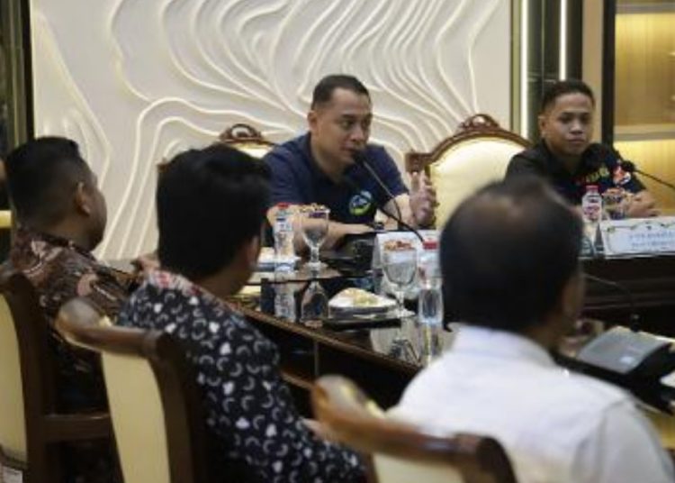 Wali Kota Surabaya Eri Cahyadi dalam pertemuan dengan Bawaslu Surabaya di ruang rapat Sekretaris Daerah.