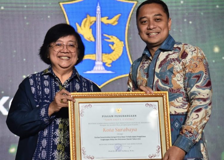 Menteri Lingkungan Hidup dan Kehutanan (LHK) Siti Nurbaya  menyerahkan penghargaan Nirwasita Tantra kepada Wali Kota Surabaya Eri Cahyadi.
