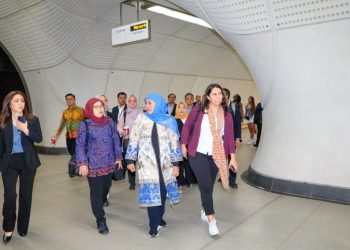 Gubernur Jawa Timur Khofifah Indar Parawansa di sela menjajal MRT jalur Elizabeth Line yang baru dioperasionalkan di Inggris.