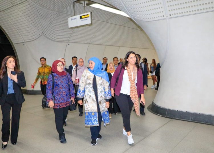 Gubernur Jawa Timur Khofifah Indar Parawansa di sela menjajal MRT jalur Elizabeth Line yang baru dioperasionalkan di Inggris.