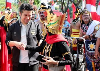 Wakil Gubernur Jawa Timur Emil Elestianto Dardak melepas ratusan pesepeda ontel yang tergabung dalam Komunitas Sepeda Tua Indonesia (KOSTI) Jatim dalam Kirab Budaya Laskar Gajah Mada.