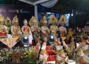 Bupati Bojonegoro Anna Mu’awanah mengikuti Bojonegoro Night Carnival dan berperan sebagai Maharani Sima, Raja Kalingga.