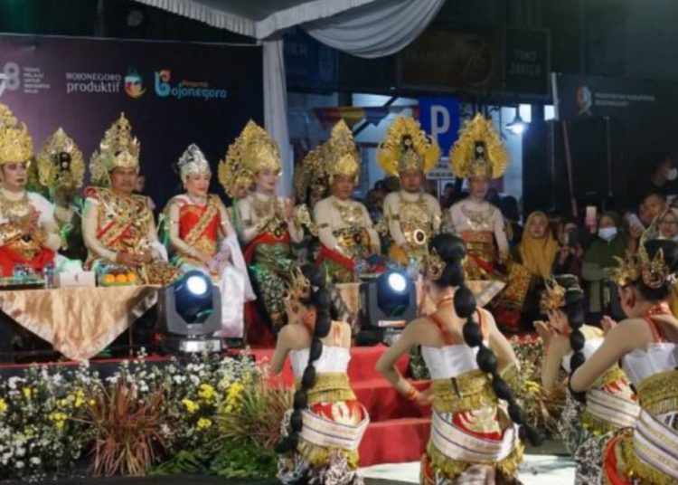 Bupati Bojonegoro Anna Mu’awanah mengikuti Bojonegoro Night Carnival dan berperan sebagai Maharani Sima, Raja Kalingga.
