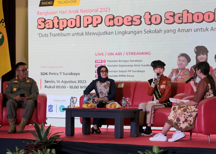 Ketua TP PKK Rini Indriyani dan Kepala Satpol PP Surabaya Muhammad Fikser pada acara Satpol PP Goes to School di SD Kristen (SDK) Petra 7 Kota Surabaya.