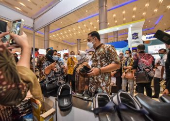 Wali Kota Surabaya Eri Cahyadi dan Kepala Dinas Koperasi Usaha Kecil dan Menengah dan Perdagangan Kota Surabaya Dewi Soeriyawati dalam acara Surabaya Great Expo di Hall Grand City Surabaya.