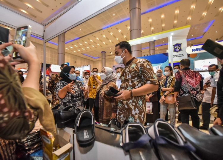 Wali Kota Surabaya Eri Cahyadi dan Kepala Dinas Koperasi Usaha Kecil dan Menengah dan Perdagangan Kota Surabaya Dewi Soeriyawati dalam acara Surabaya Great Expo di Hall Grand City Surabaya.