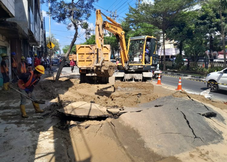 Pengerjaan pipa (rehabilitasi pipa) di Jalan Pasar Kembang, Tegalsari, Surabaya.