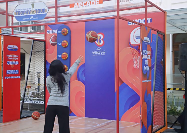 Salah satu permainan pada acara Trophy Tour FIBA di Balai Pemuda, Surabaya.