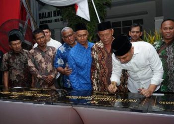 Penandatanganan enam prasasti balai RW secara simbolis oleh Wali Kota Surabaya Eri Cahyadi di Balai RW 04 Kelurahan Gayungan.