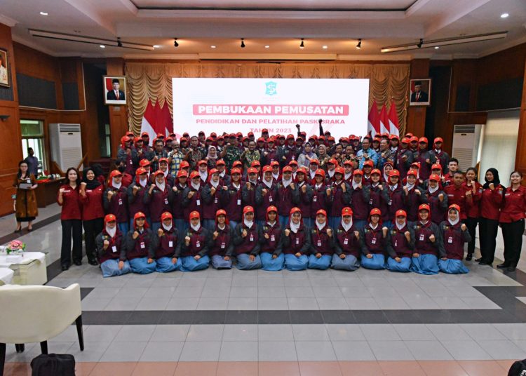 98 calon anggota Paskibraka tahun 2023 pada kegiatan Pemusatan Pendidikan dan Pelatihan (Diklat) di Graha Sawunggaling Lantai 6 Gedung Pemkot Surabaya.