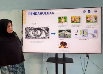 Prof Dr Eng Nanik Suciati SKom MKom saat menjelaskan berbagai macam tugas yang dapat dikerjakan oleh AI dengan visi komputer.