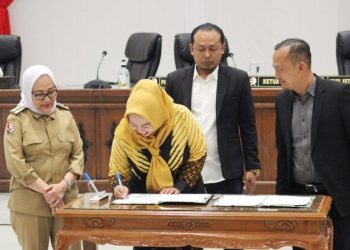 Bupati Bojonegoro Anna Mu’awanah (kiri) dalam Rapat Paripurna Pengumuman Akhir Masa Jabatan Bupati Bojonegoro dan Wakil Bupati (Wabup) Bojonegoro Masa Jabatan 2018 – 2023.